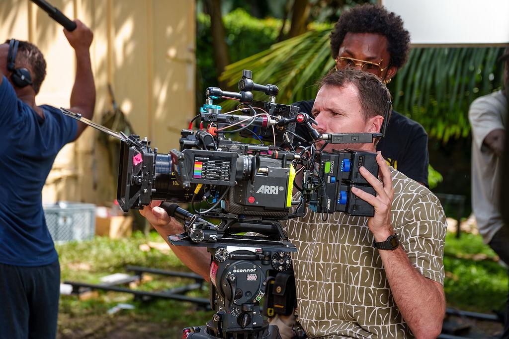 Quentin Chantrel, directeur de la photographie avec caméra ARRI sur un tournage en Guyane